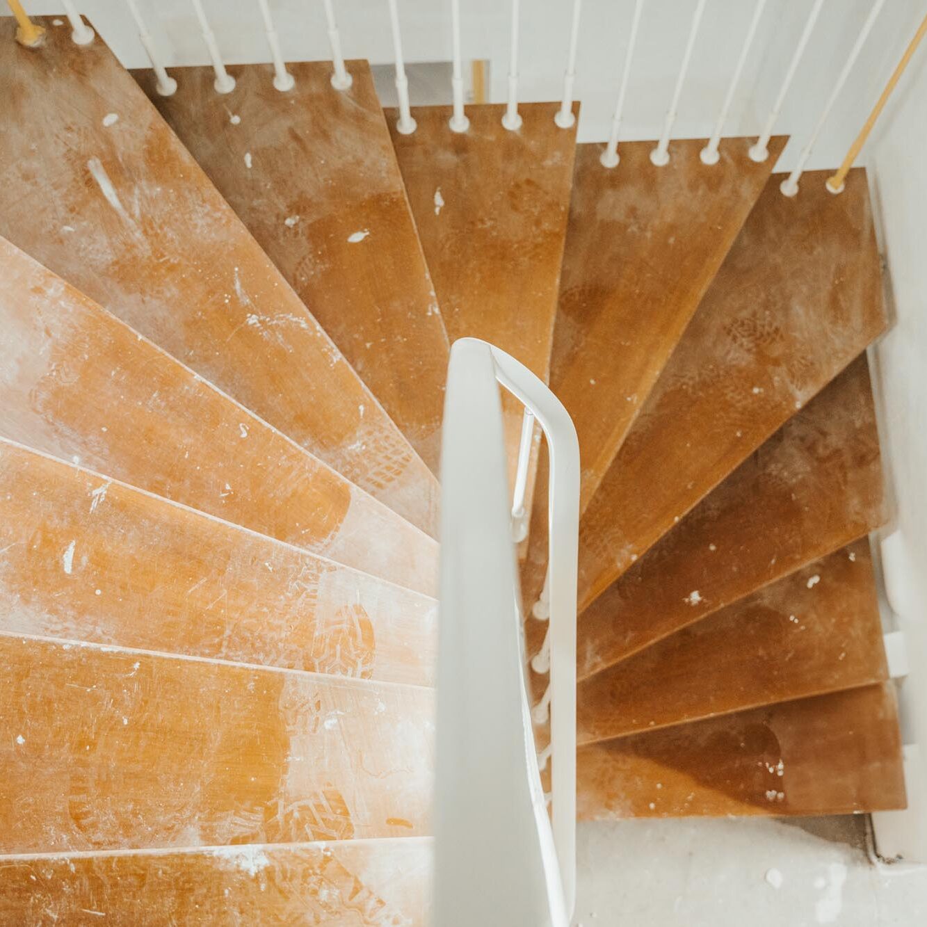 Alte Holztreppe mit Baustaub