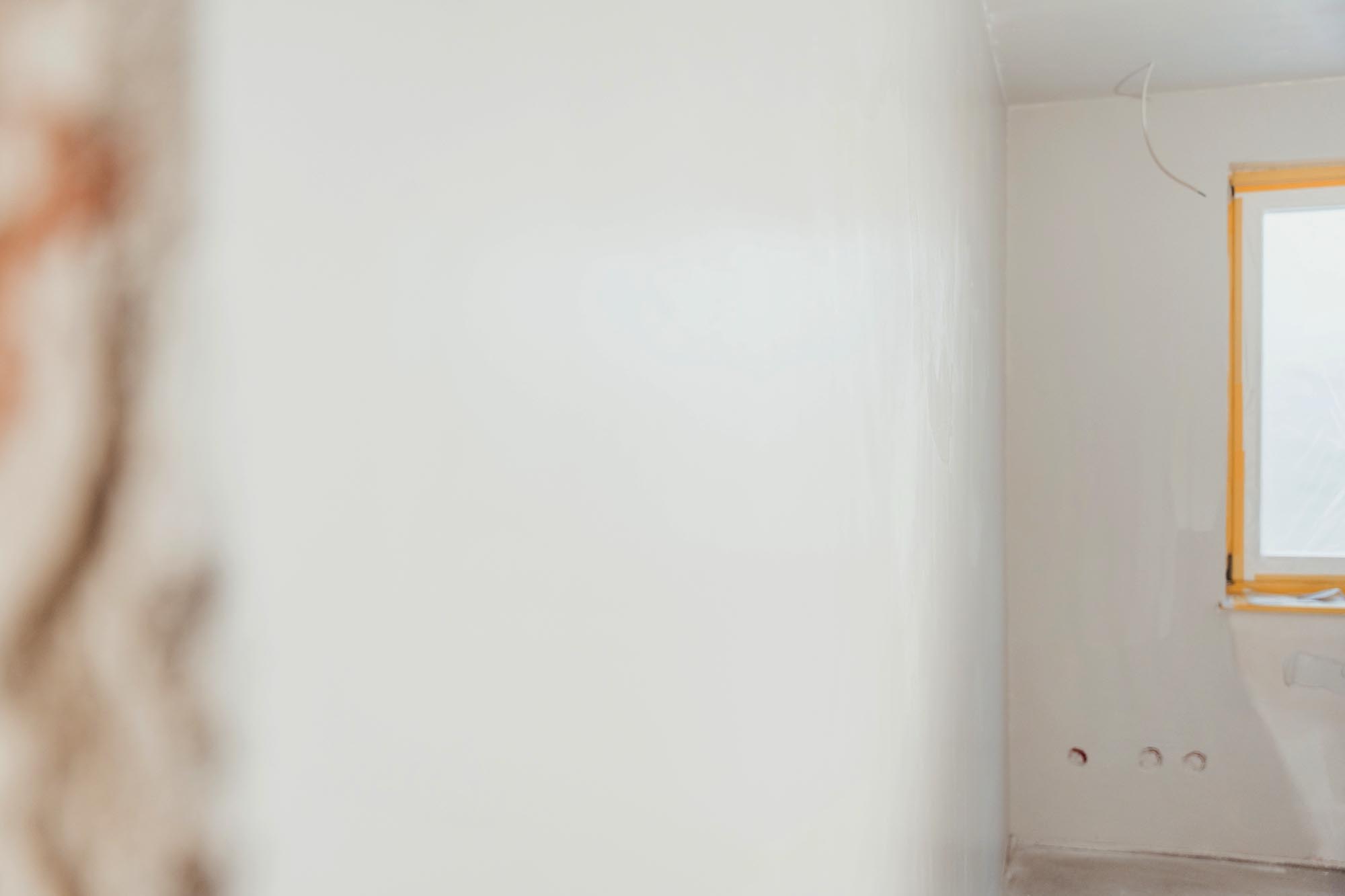 Ein Rohbau mit weißen Wänden