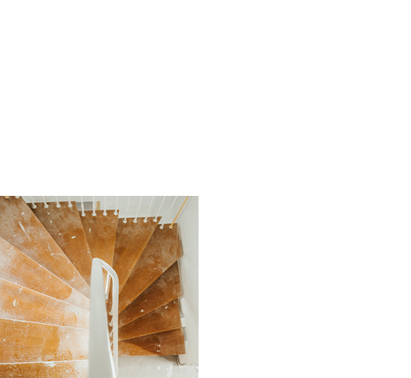 Eine Wendeltreppe aus Holz