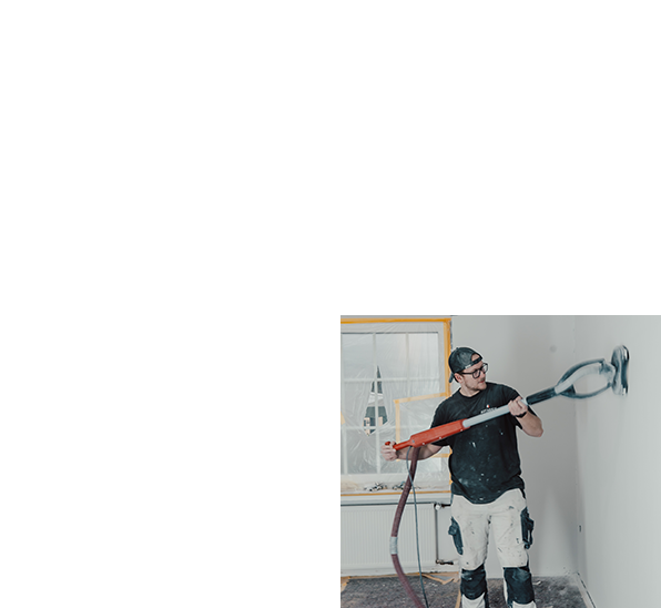 Man mit einem Schleifgerät